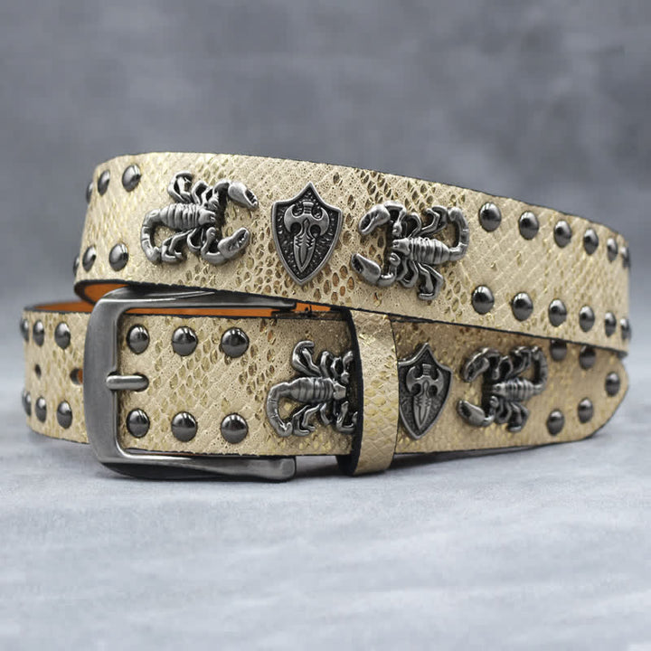 Cintura in pelle stampata con rivetti a forma di scorpione in argento antico