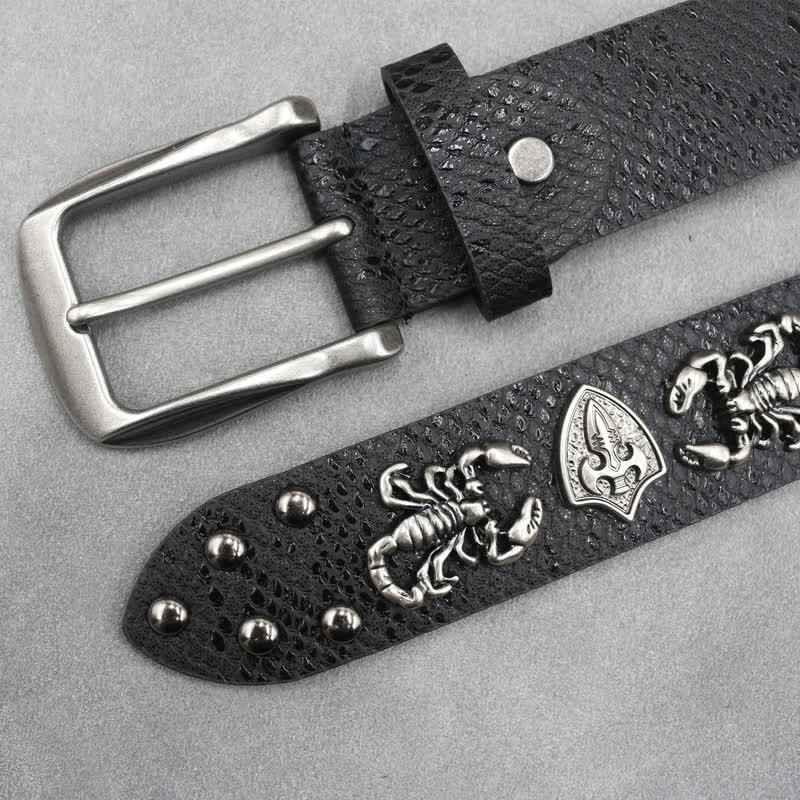 Cintura in pelle stampata con rivetti a forma di scorpione in argento antico