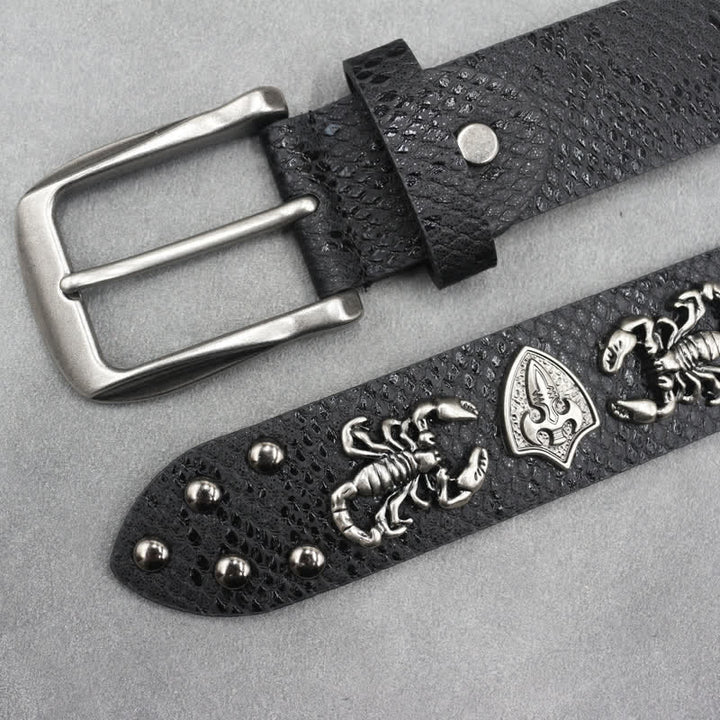 Cintura in pelle stampata con rivetti a forma di scorpione in argento antico