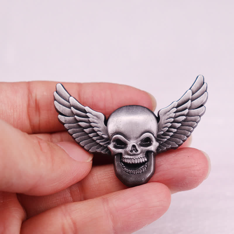 Spilla a forma di testa di teschio demoniaco alato e sorridente