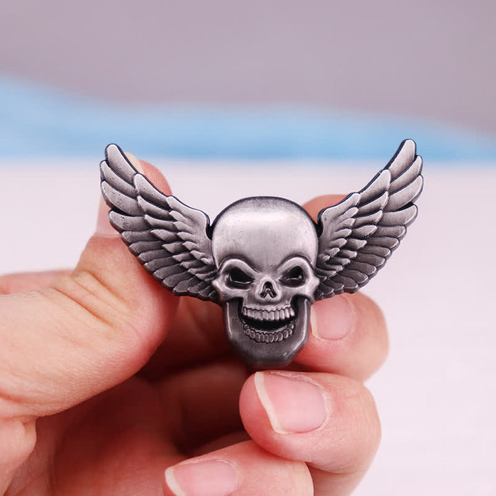 Spilla a forma di testa di teschio demoniaco alato e sorridente