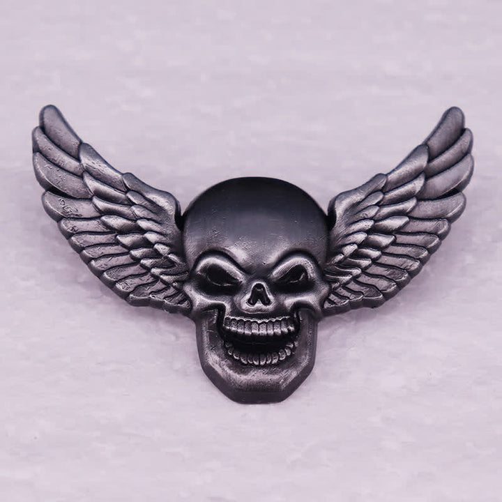Spilla a forma di testa di teschio demoniaco alato e sorridente