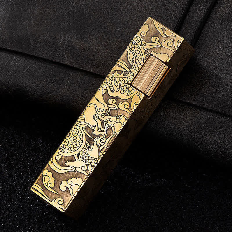 Accendino a cherosene ricaricabile in ottone con drago intagliato a forma di cubo - Ottone - image 0