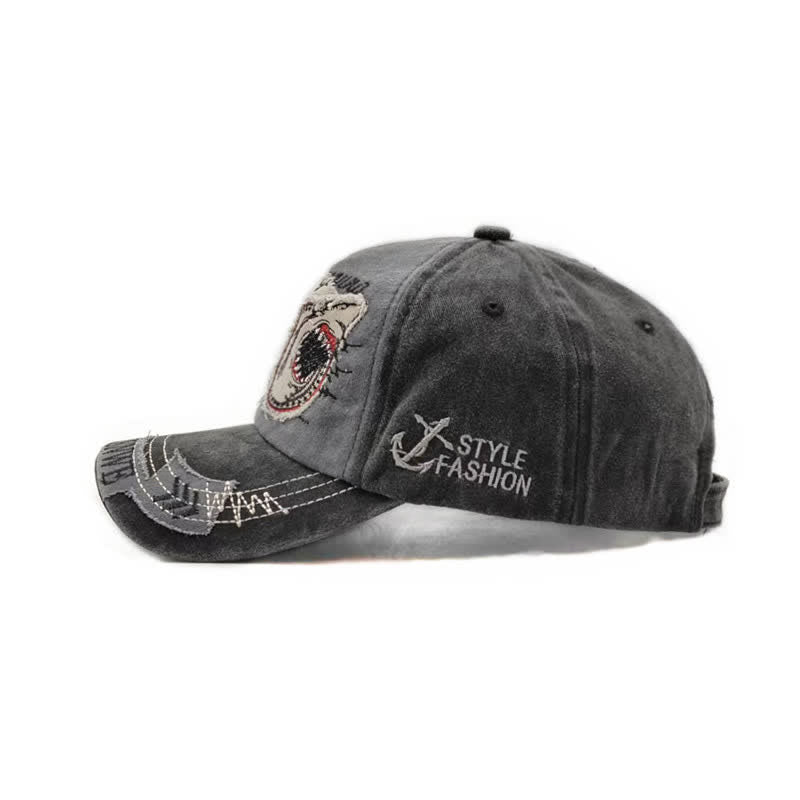 Cappellino da baseball con bordo sfrangiato e ricamato con squalo