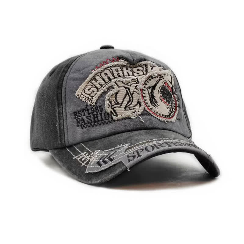Cappellino da baseball con bordo sfrangiato e ricamato con squalo