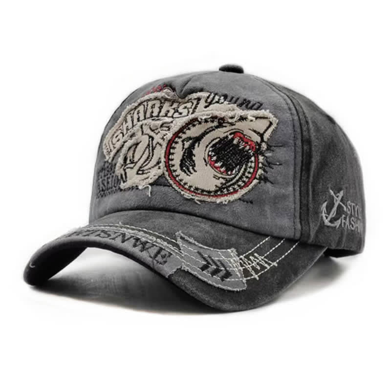 Cappellino da baseball con bordo sfrangiato e ricamato con squalo