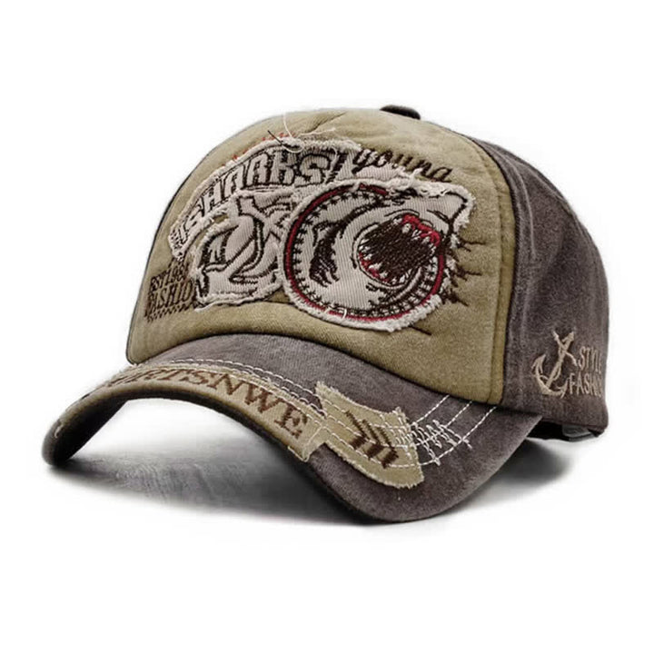 Cappellino da baseball con bordo sfrangiato e ricamato con squalo