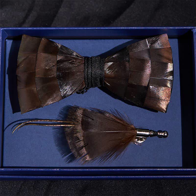 Papillon con piume di rame chiaro e spilla da bavero