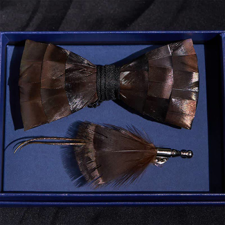 Papillon con piume di rame chiaro e spilla da bavero
