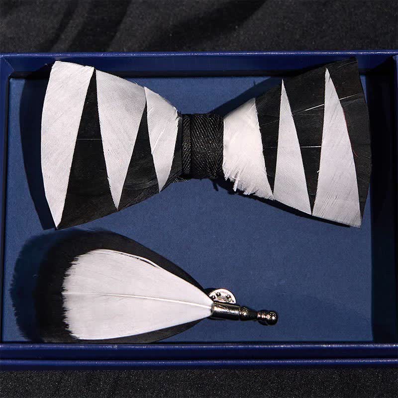 Papillon con piume bianche e nere con spilla da bavero
