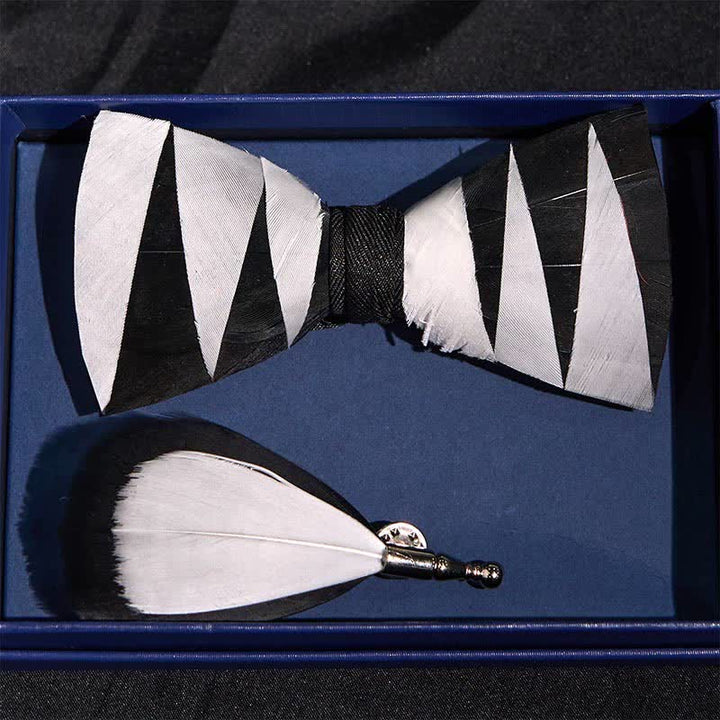 Papillon con piume bianche e nere con spilla da bavero