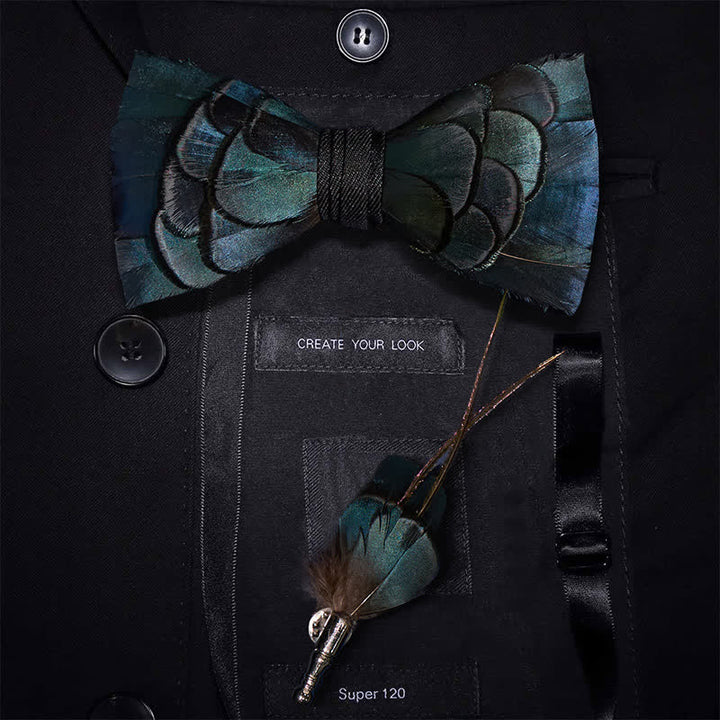 Papillon con piume blu ardesia e spilla da bavero