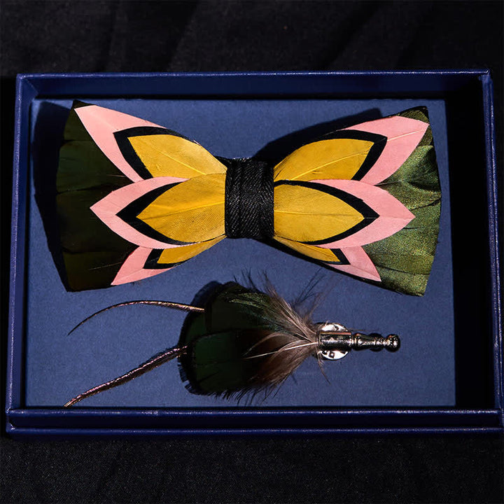 Papillon con piume nere iridescenti e spilla da bavero