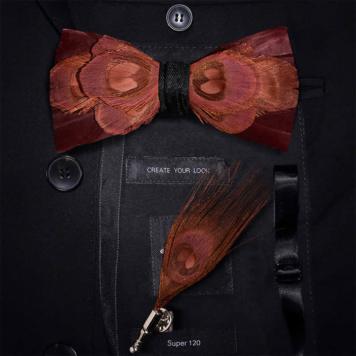 Papillon con piume dorate bordeaux e spilla da bavero