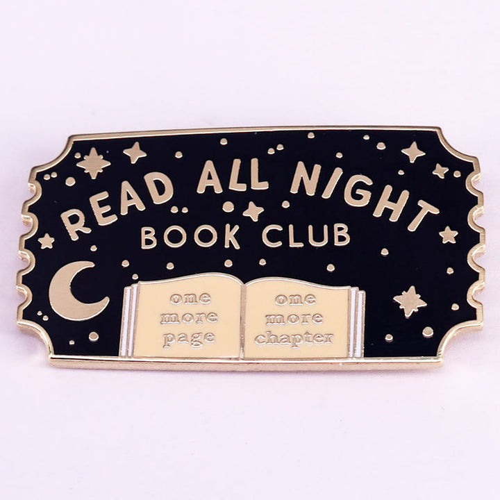 Spilla smaltata con scritta "Read All Night Book Club"