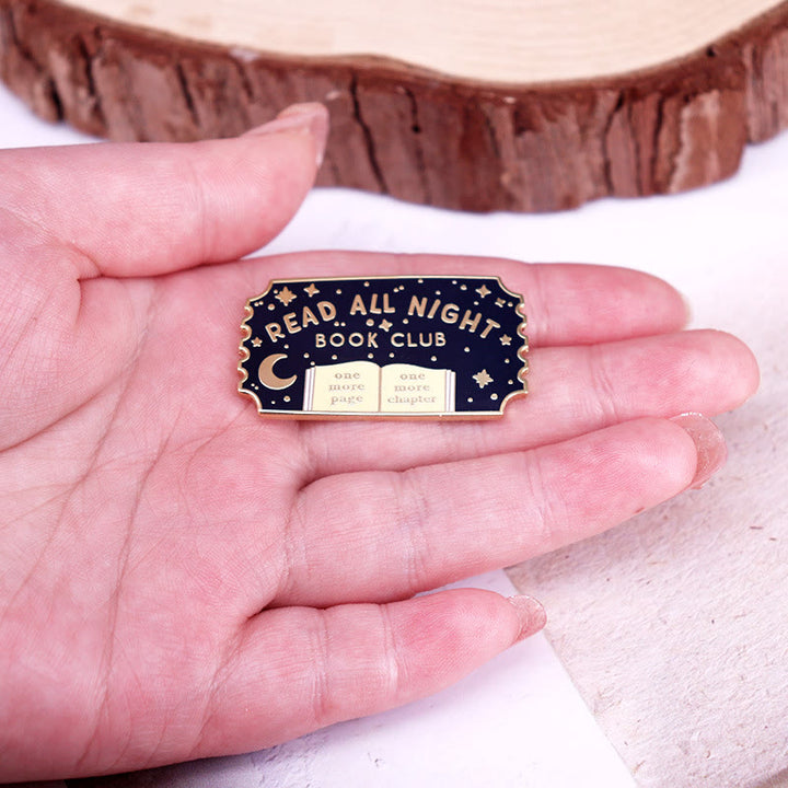 Spilla smaltata con scritta "Read All Night Book Club"