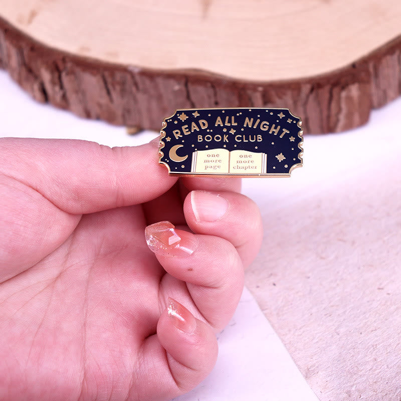 Spilla smaltata con scritta "Read All Night Book Club"