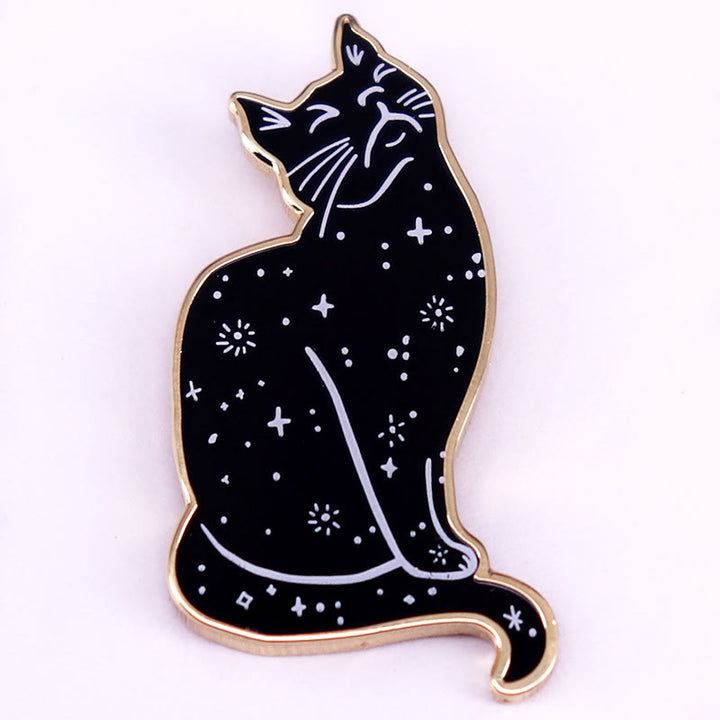Spilla smaltata a forma di gatto con cielo stellato mistico