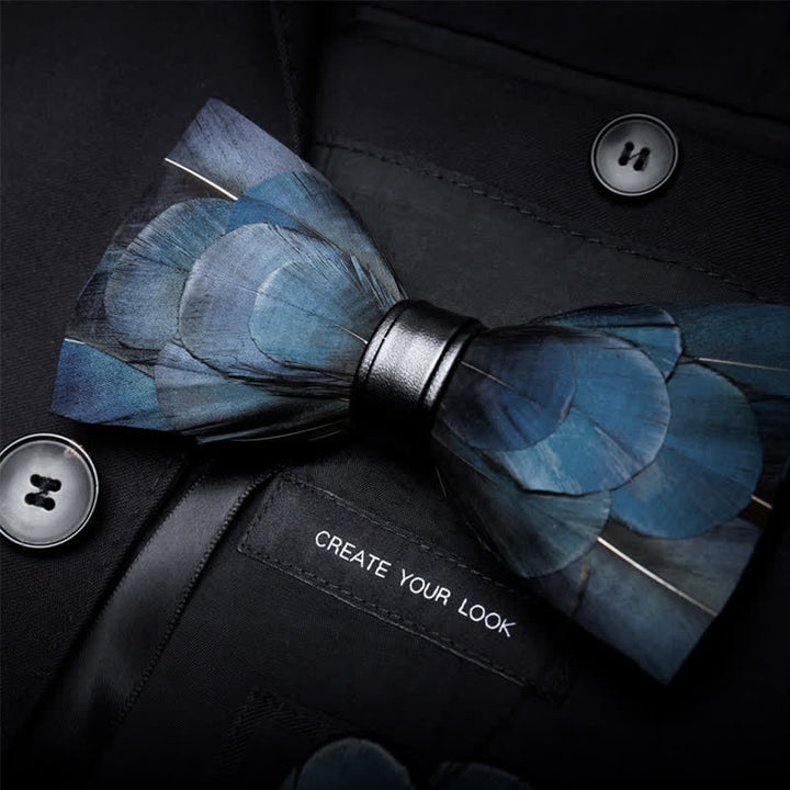 Papillon di piume naturali di lusso blu scuro con spilla da bavero