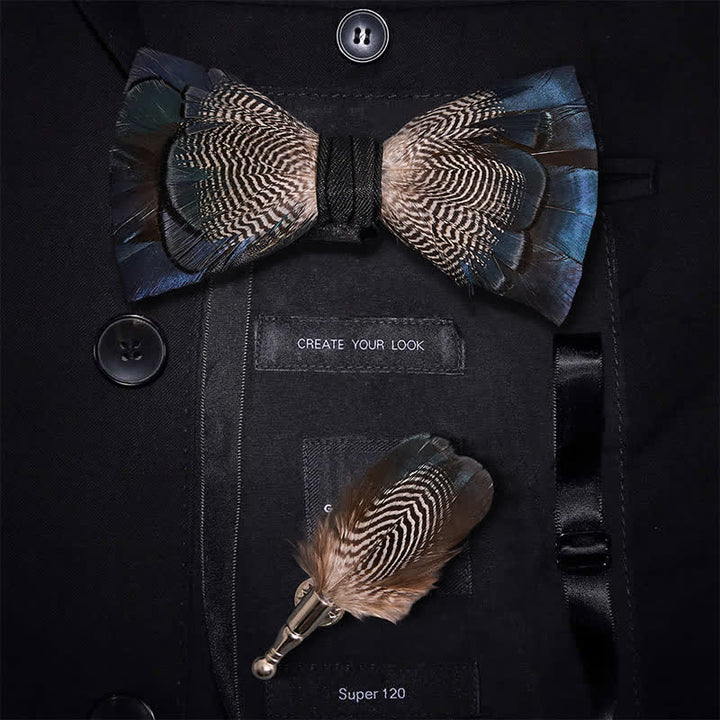 Papillon con piume di anatra selvatica blu e bianca con spilla da bavero