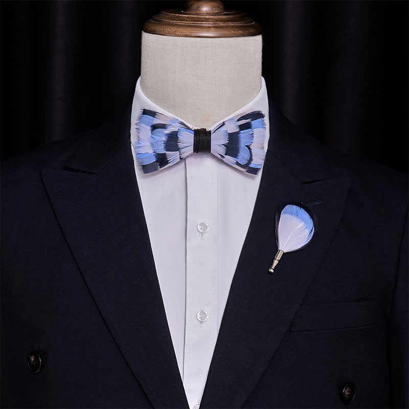 Papillon a scacchi blu e bianco con piume e spilla da bavero