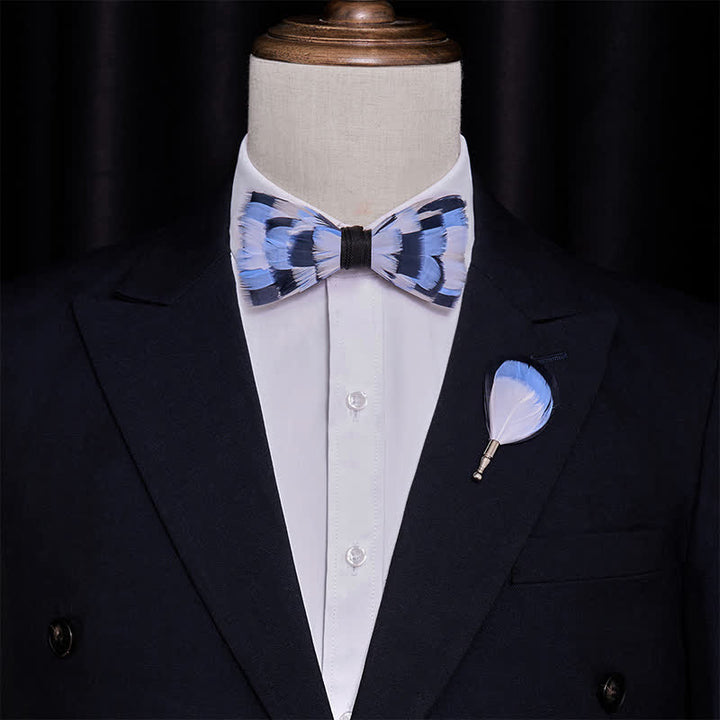 Papillon a scacchi blu e bianco con piume e spilla da bavero