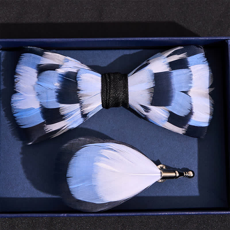 Papillon a scacchi blu e bianco con piume e spilla da bavero