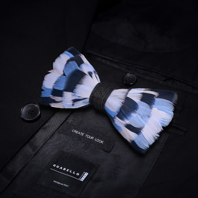 Papillon con piume a scacchi blu e bianco per bambini con spilla da bavero