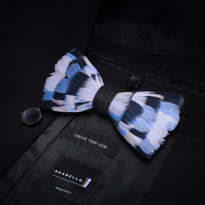 Papillon con piume a scacchi blu e bianco per bambini con spilla da bavero
