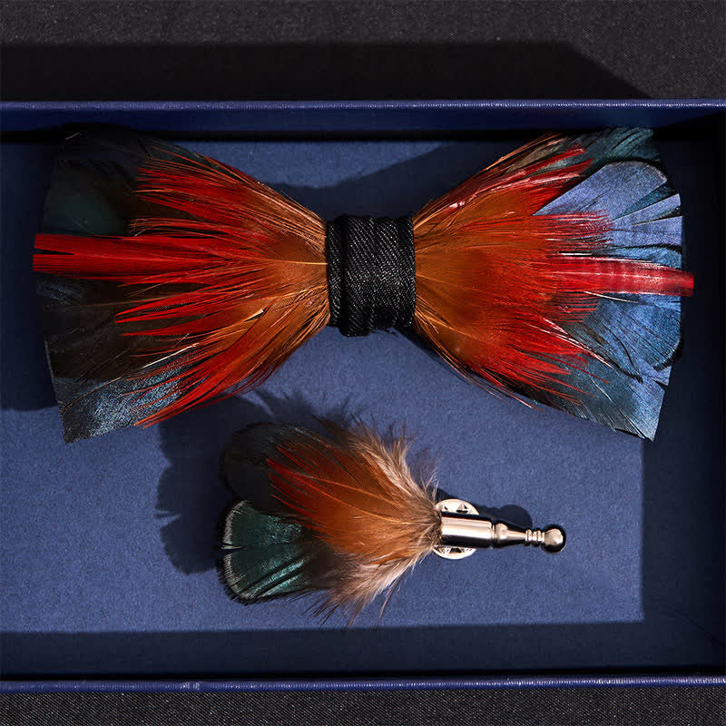 Papillon con piume rosso fuoco e blu acciaio con spilla da bavero