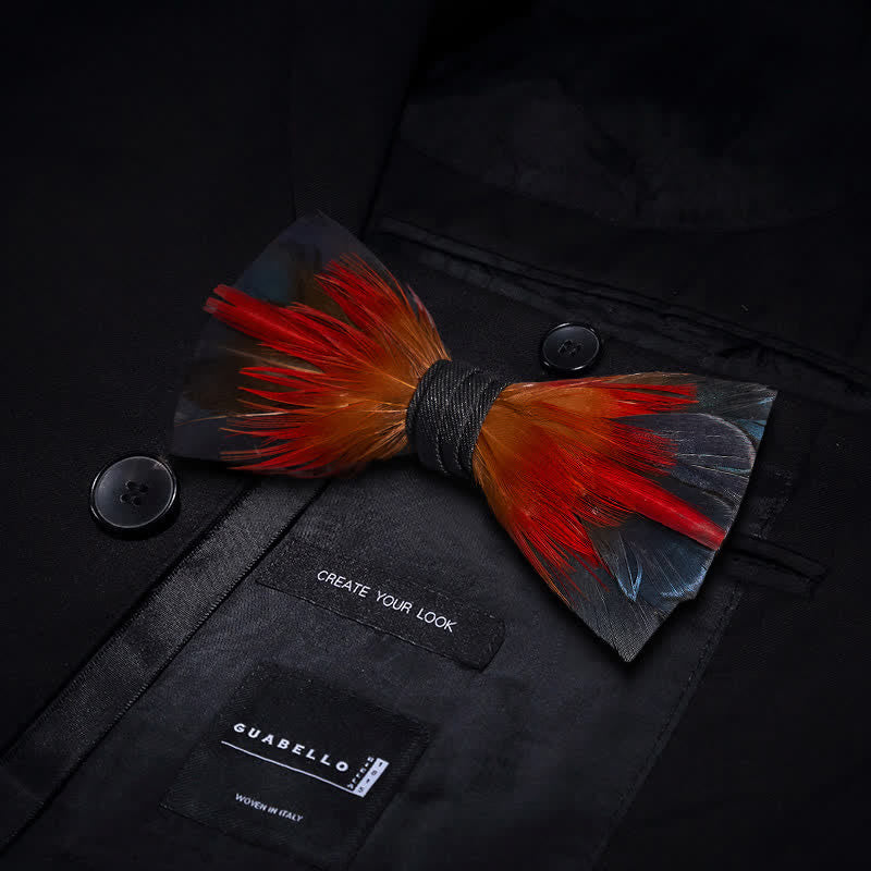 Papillon con piume rosso fuoco e blu acciaio con spilla da bavero