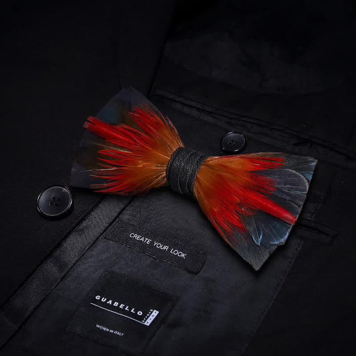 Papillon con piume rosso fuoco e blu acciaio con spilla da bavero