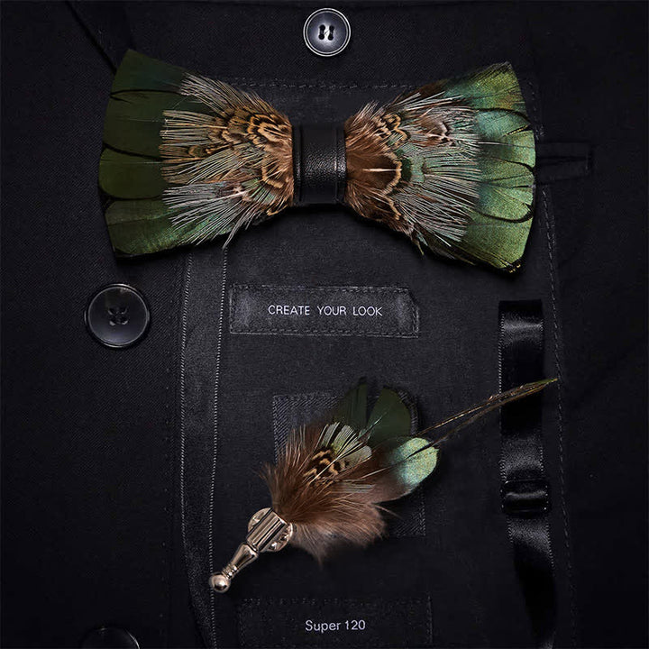 Papillon con piume verde foresta primordiale con spilla da bavero