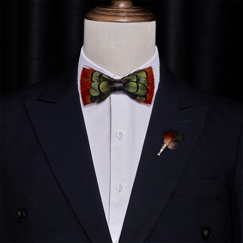 Papillon con piume di fagiano verde-arancio con spilla da bavero