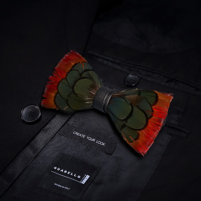 Papillon con piume di fagiano verde-arancio con spilla da bavero