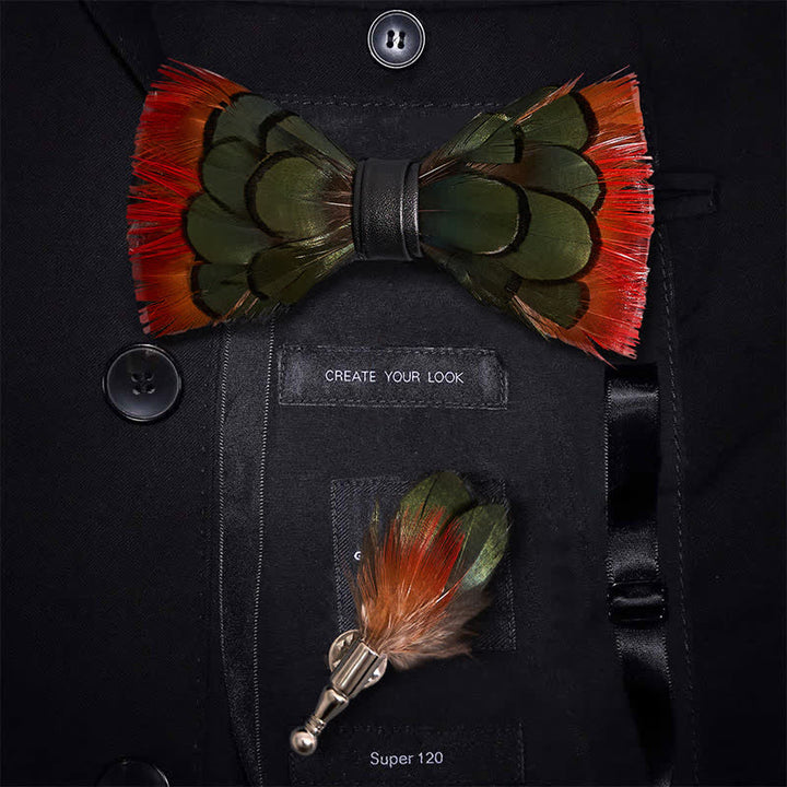 Papillon con piume di fagiano verde-arancio con spilla da bavero