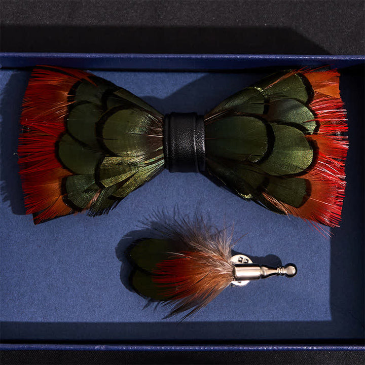 Papillon con piume di fagiano verde-arancio con spilla da bavero