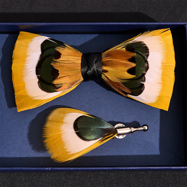 Papillon con piume gialle e bianche vivaci