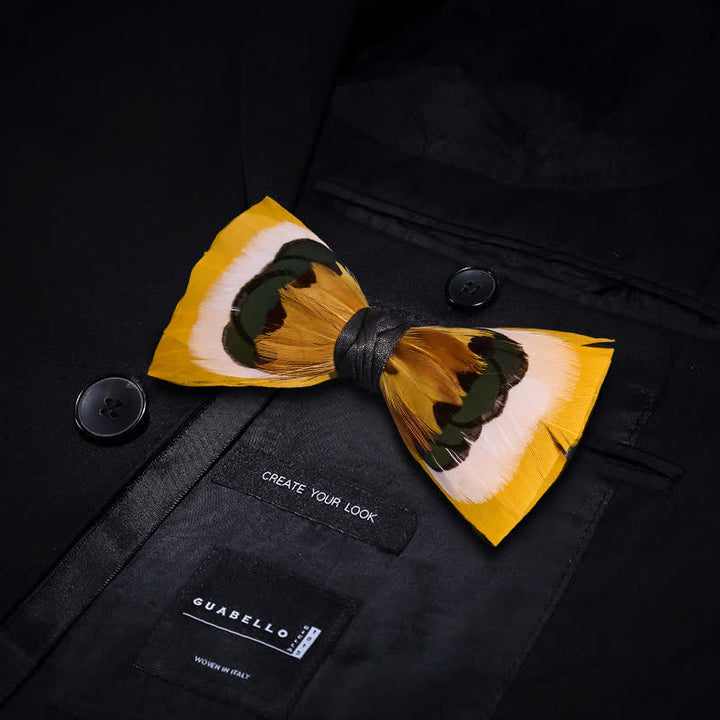 Papillon con piume gialle e bianche vivaci