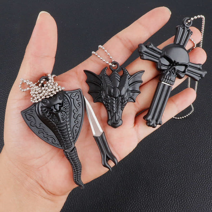Collana con ciondolo a forma di mini lama nascosta con serpente e teschio di drago nero