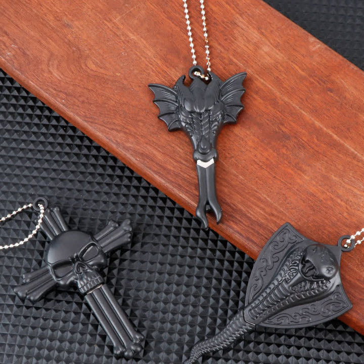 Collana con ciondolo a forma di mini lama nascosta con serpente e teschio di drago nero