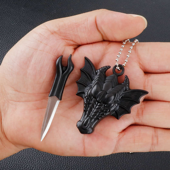 Collana con ciondolo a forma di mini lama nascosta con serpente e teschio di drago nero