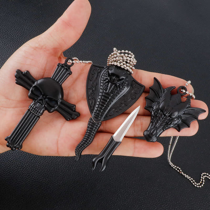 Collana con ciondolo a forma di mini lama nascosta con serpente e teschio di drago nero