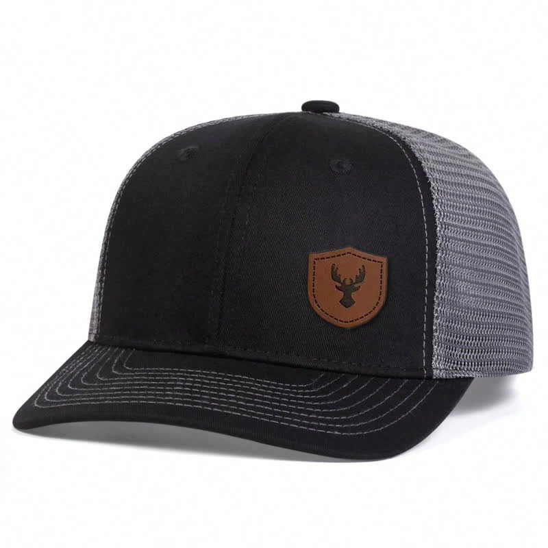 Cappello da camionista con etichetta in pelle marrone con piccolo corno di cervo