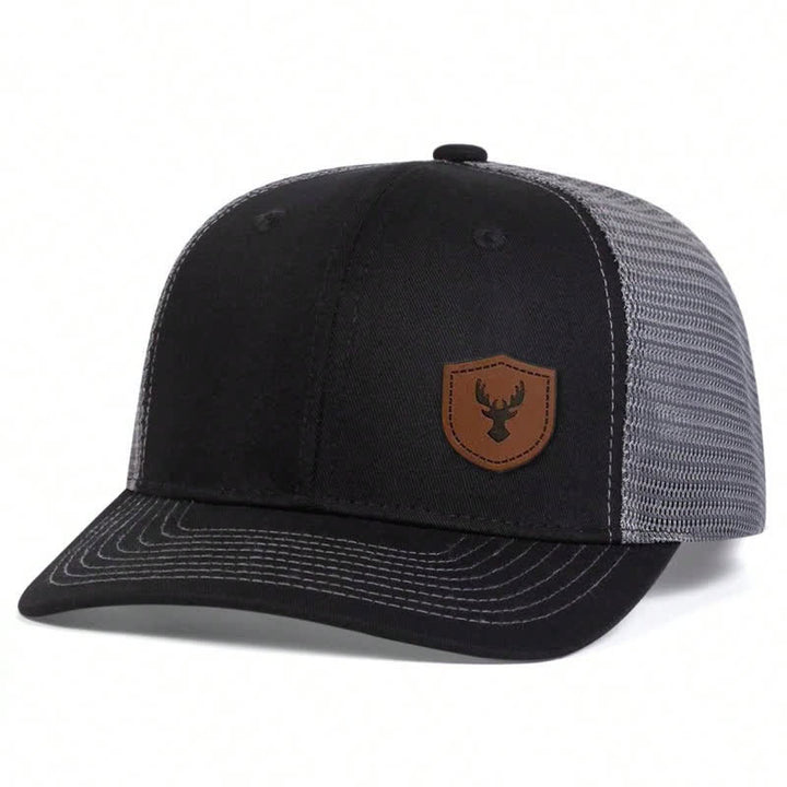 Cappello da camionista con etichetta in pelle marrone con piccolo corno di cervo