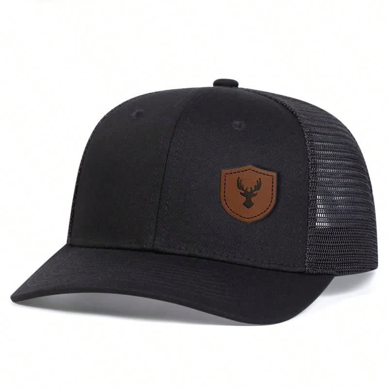 Cappello da camionista con etichetta in pelle marrone con piccolo corno di cervo
