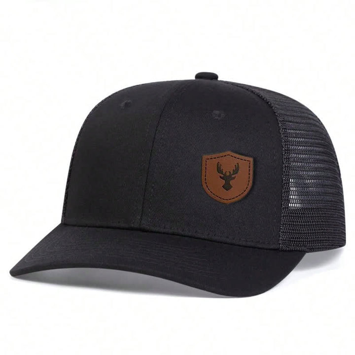 Cappello da camionista con etichetta in pelle marrone con piccolo corno di cervo