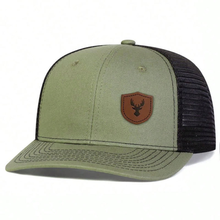 Cappello da camionista con etichetta in pelle marrone con piccolo corno di cervo