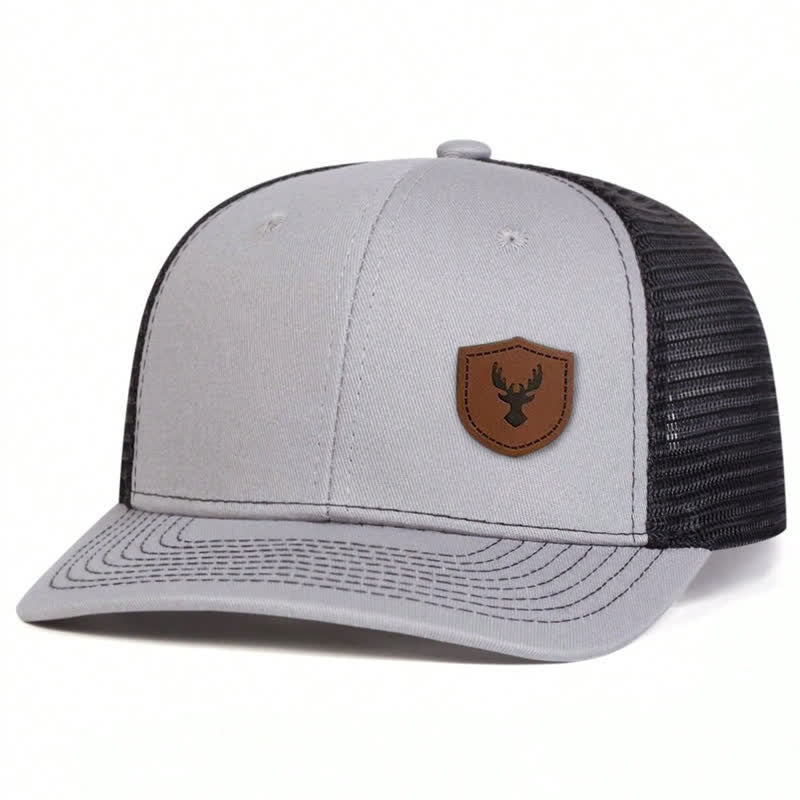 Cappello da camionista con etichetta in pelle marrone con piccolo corno di cervo