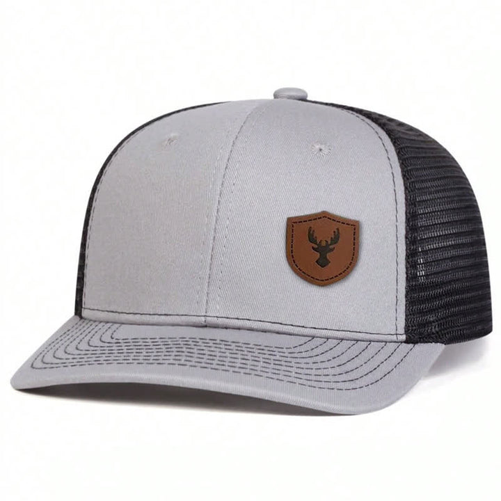Cappello da camionista con etichetta in pelle marrone con piccolo corno di cervo